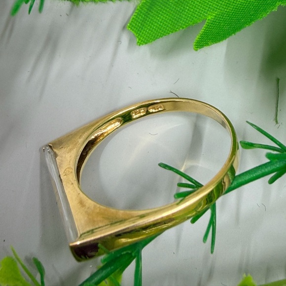 Gorgeous 925 Sterling Silver Solid Ring with Extra Long Baguette Crystal - Picture 7 of 7